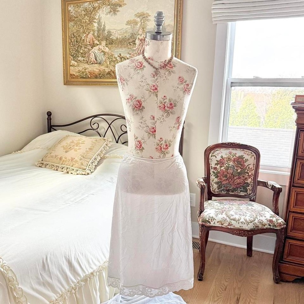 white midi slip skirt fits like a large‎